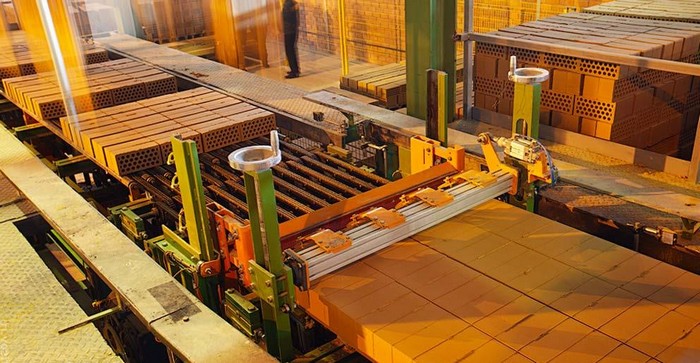 Керамічний матеріал виготовляють з глини