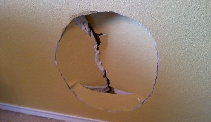 4. Наслідки точкового удару по гіпсокартонній стіні