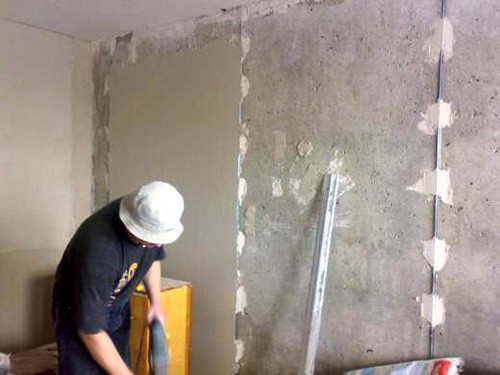 Фото 7. Процес накидання штукатурки на поверхню