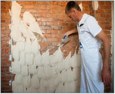 Фото 8. Процес оштукатурювання гіпсовим розчином