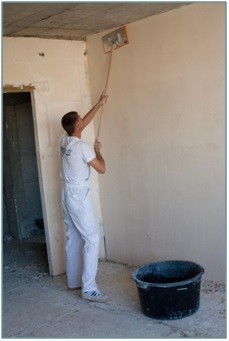 Фото 10. Шпаклювання нанесеної основи гіпсовим «молочком»