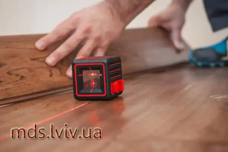 Як вирівняти підлогу під ламінат: методи підготовки та правила якісного монтажу