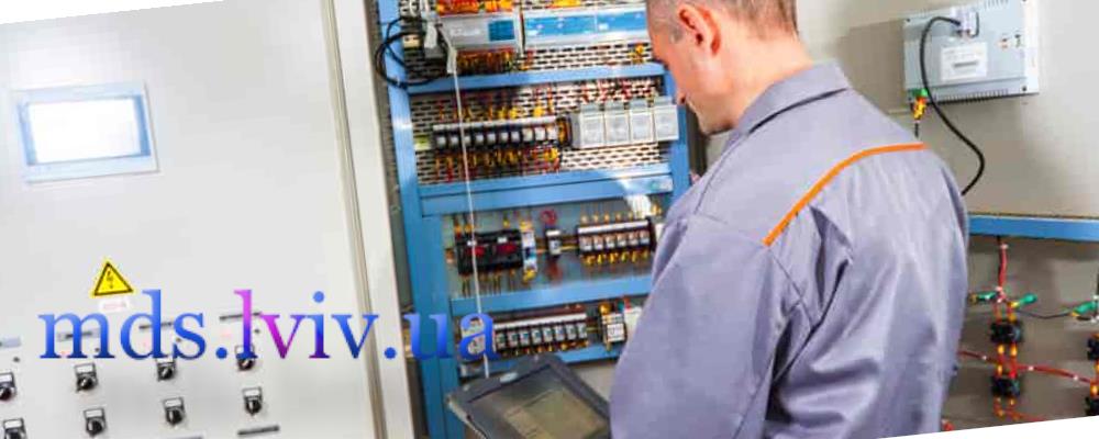 Електрик виконує роботи на об'єкті Львів