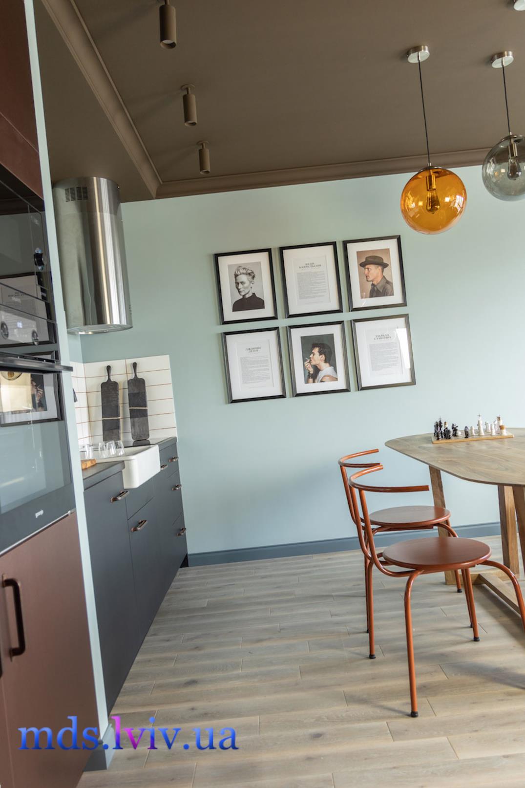 Повісити картину на стіну Львів