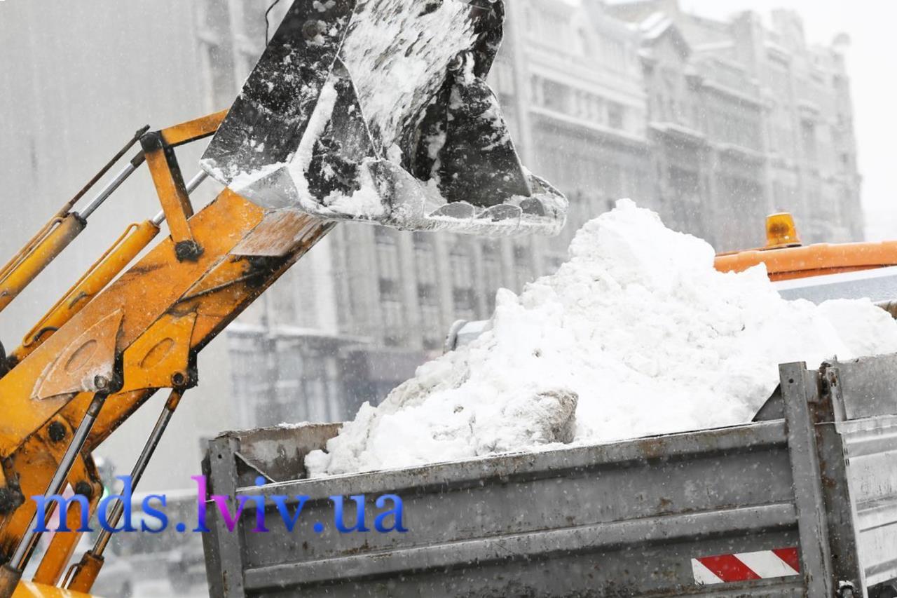 Прибирання і вивезення снігу у Львові