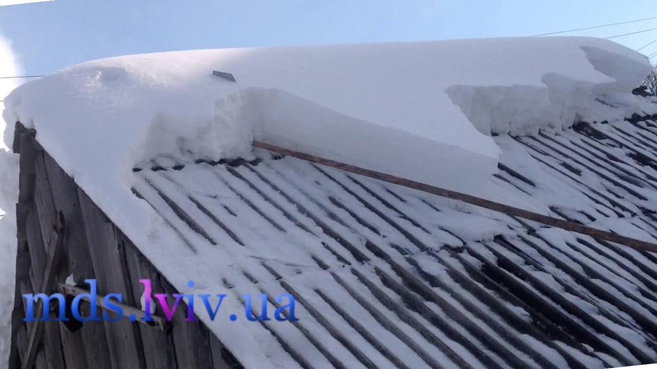 Прибирання снігу з дахів Львів