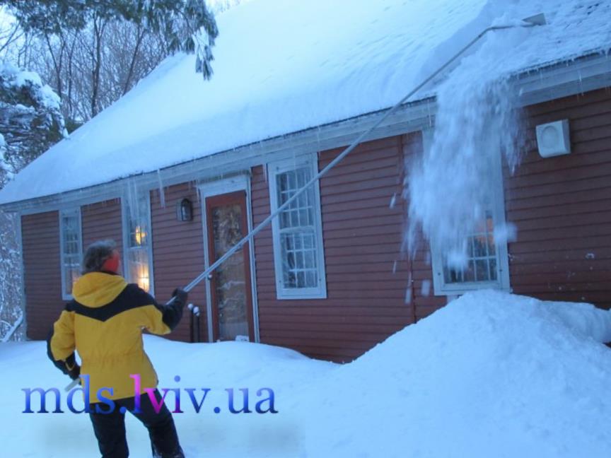 Прибирання снігу з дахів Львів