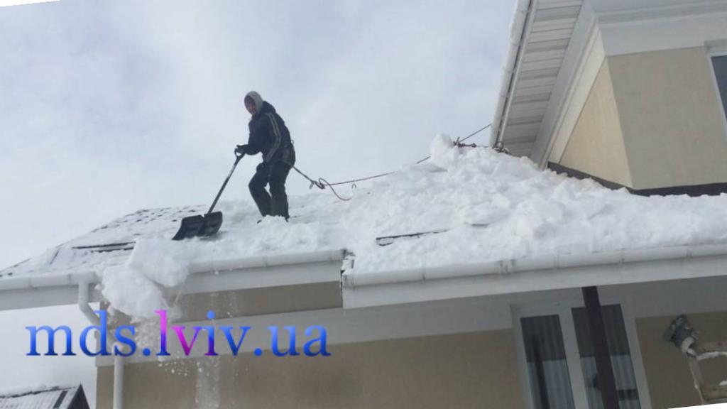 Прибирання снігу з дахів Львів