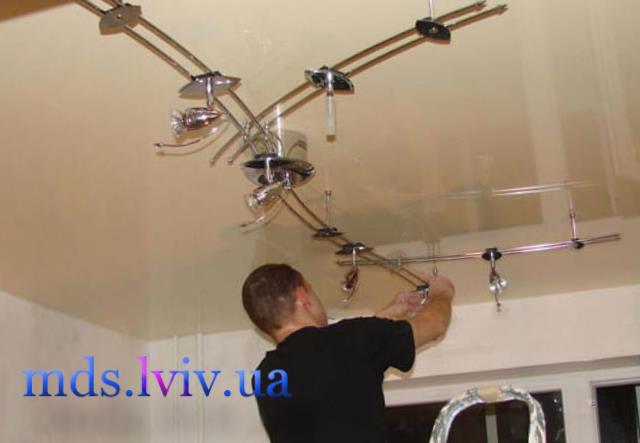 Монтаж люстри на натяжній стелі