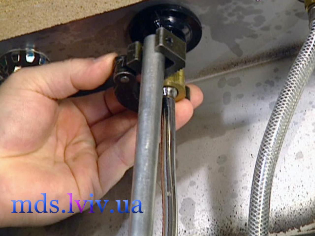 Перевірка підводок і запірних кранів перед підключенням змішувача