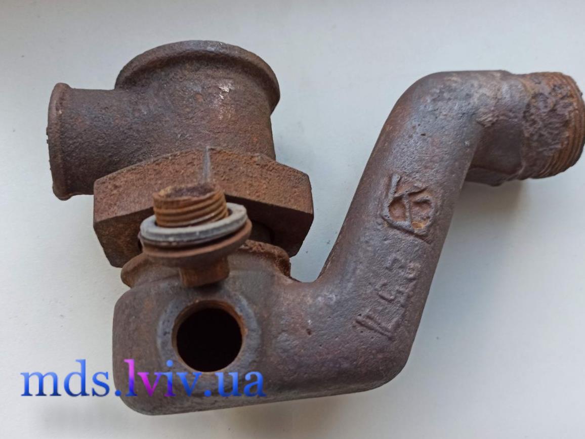 Майстер перевіряє герметичність зливу після монтажу