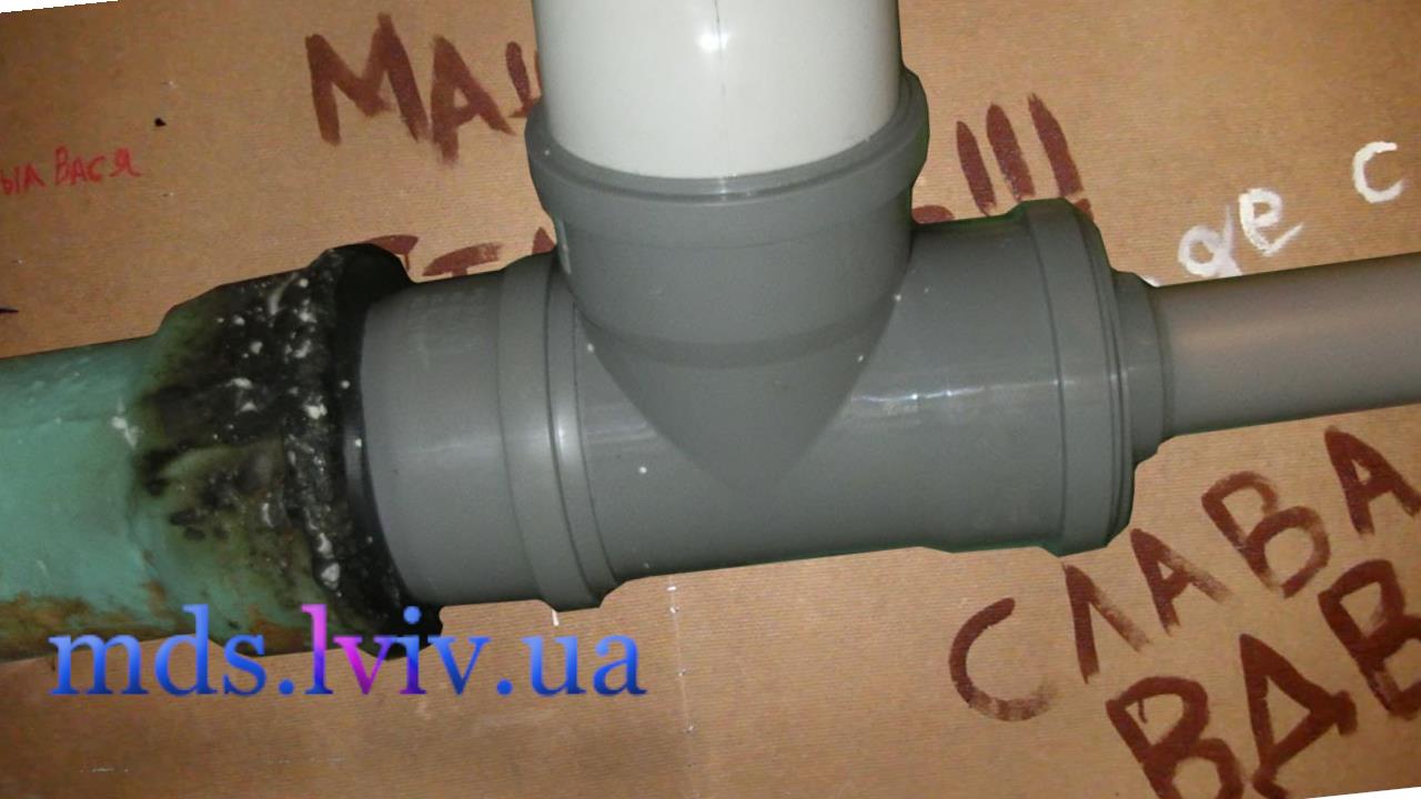 Старі чавунні каналізаційні труби перед заміною у квартирі
