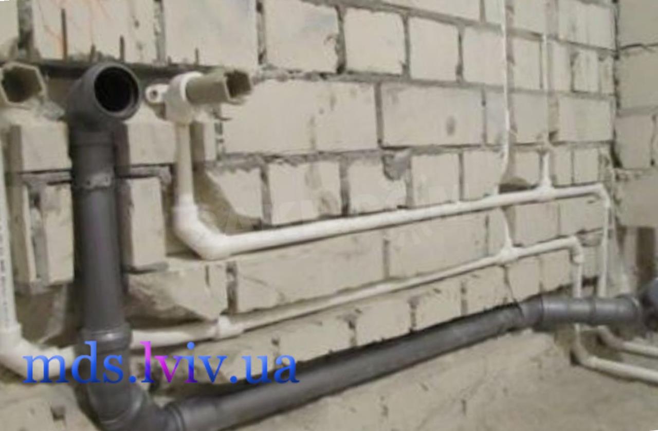 монтаж зовнішньої каналізації біля будинку