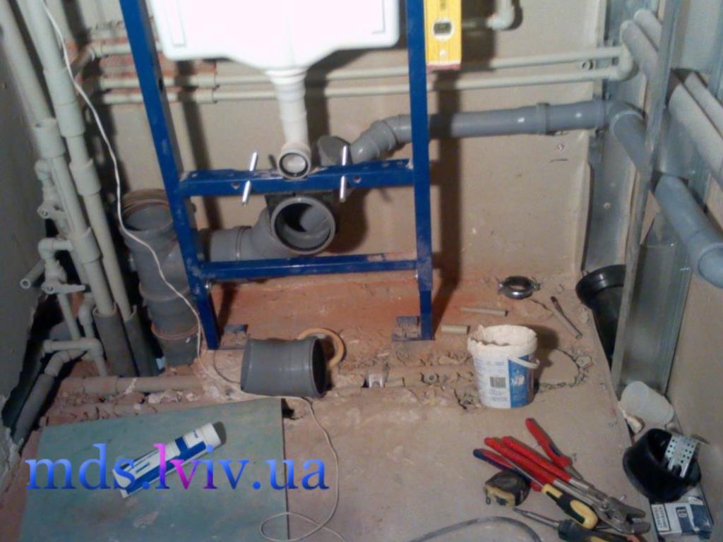 майстер встановлює інсталяцію