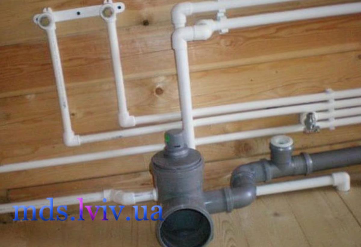 Монтаж пластикових труб у квартирі у Львові