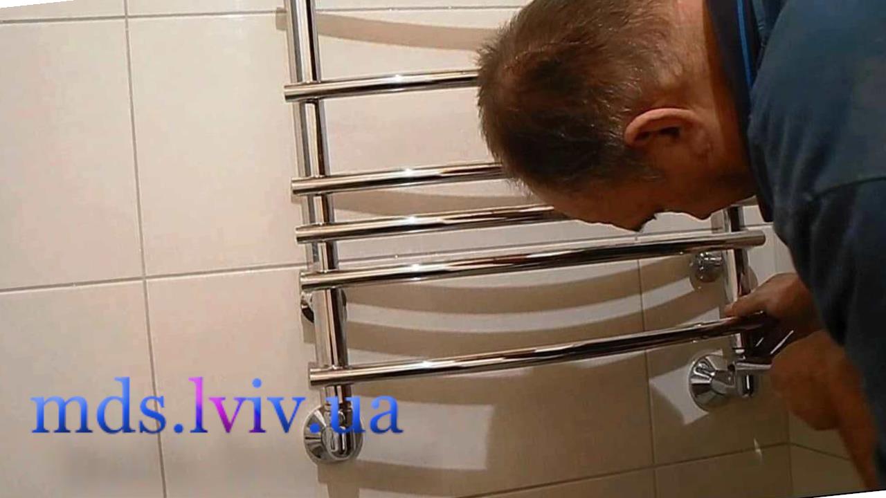 Вибір між водяною та електричною рушникосушкою у ванній