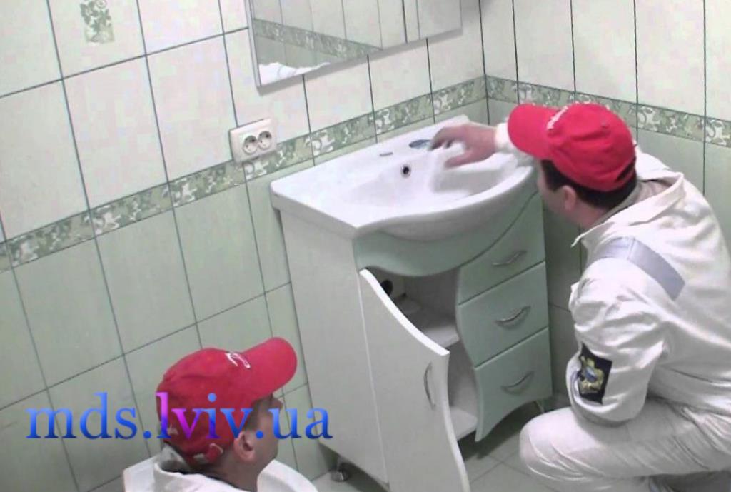 монтаж умивальників Львів у ванній кімнаті