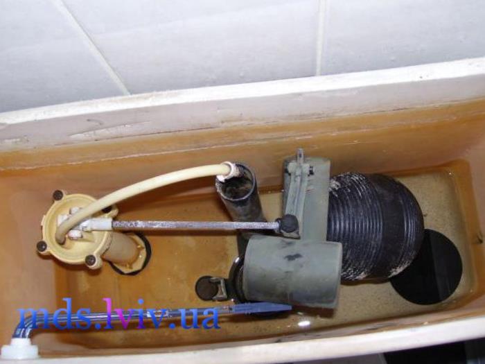 Сантехнік діагностує поломку бачка унітазу у Львові