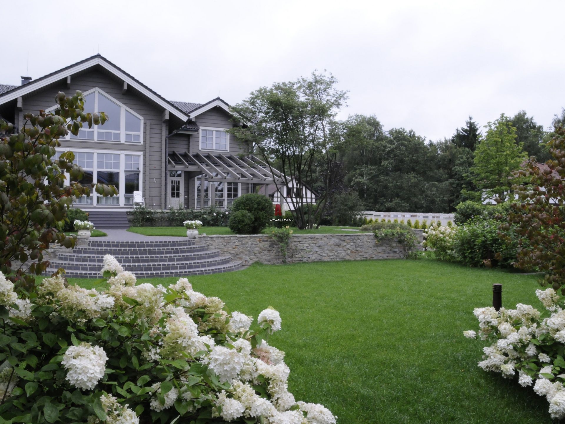 Ландшафтний дизайн заміського будинку