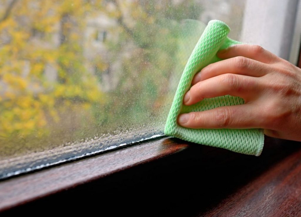 Конденсат на пластикових вікнах: причини та способи усунення