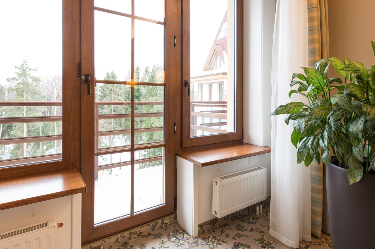 Якщо у вас є балкон: все про сучасні балконні та пластикові двері