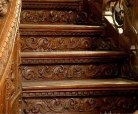 Дерев'яні сходи з різьбленими сходинками