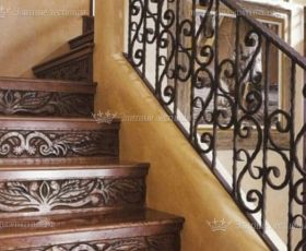 Дерев'яні сходи з різьбленими сходинками