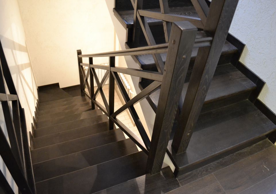Сучасні сходи в архітектурному стилі фахверк
