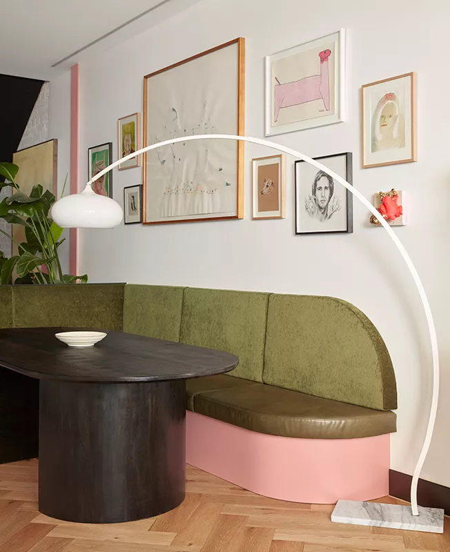 Рожевий та зелений в інтер’єрі вітальні: 33 стильні рішення для натхнення