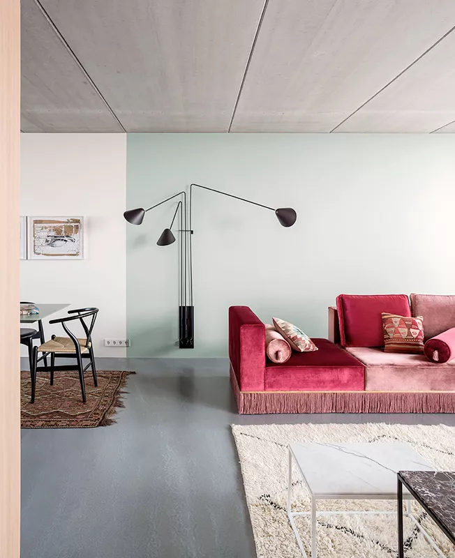 Рожевий та зелений в інтер’єрі вітальні: 33 стильні рішення для натхнення