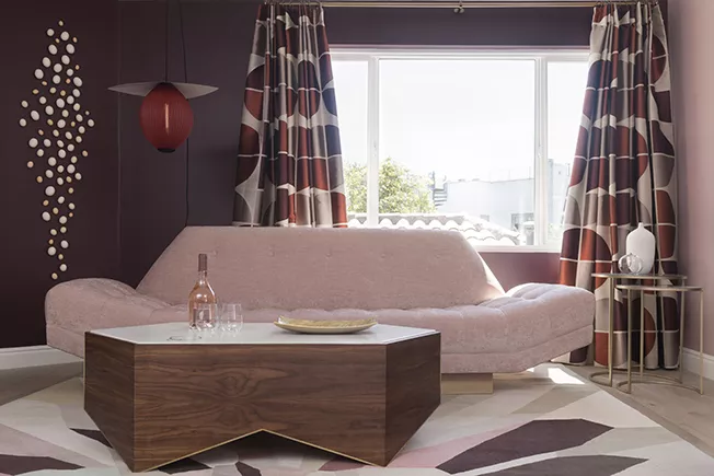 Рожевий та зелений в інтер’єрі вітальні: 33 стильні рішення для натхнення