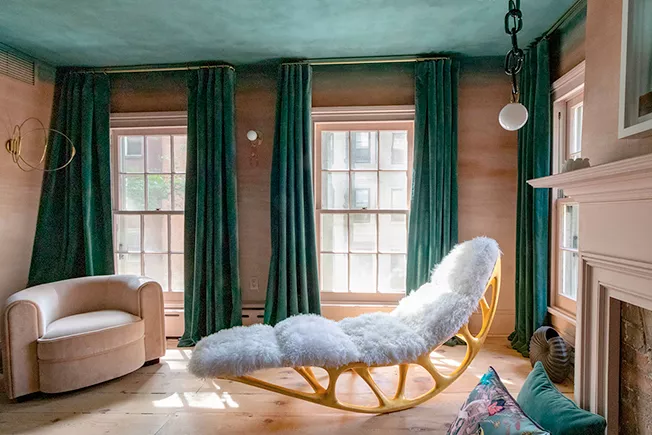 Рожевий та зелений в інтер’єрі вітальні: 33 стильні рішення для натхнення