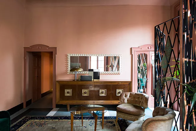 Рожевий та зелений в інтер’єрі вітальні: 33 стильні рішення для натхнення