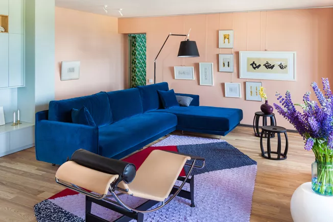 Рожевий та зелений в інтер’єрі вітальні: 33 стильні рішення для натхнення