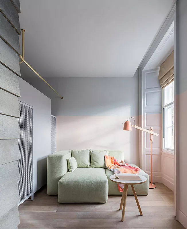 Рожевий та зелений в інтер’єрі вітальні: 33 стильні рішення для натхнення