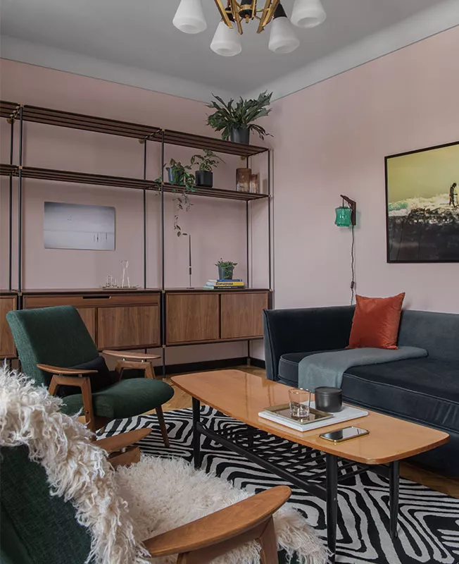 Рожевий та зелений в інтер’єрі вітальні: 33 стильні рішення для натхнення