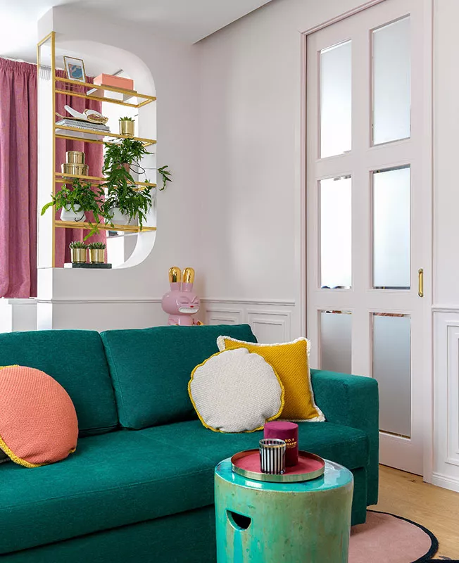 Рожевий та зелений в інтер’єрі вітальні: 33 стильні рішення для натхнення