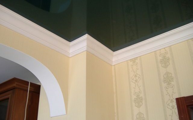 Стельовий плінтус для натяжних стель - вибір і правила монтажу