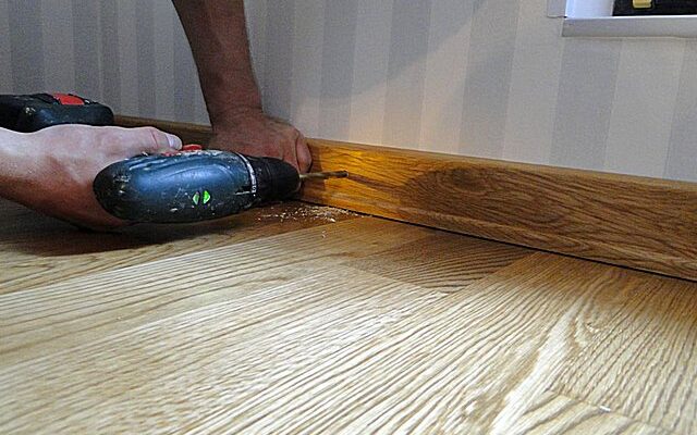 Монтаж дерев'яного плінтуса своїми руками – кілька варіантів з покроковою інструкцією