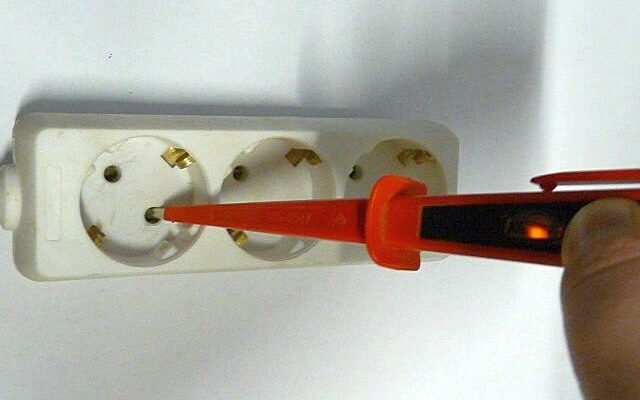 Як визначити фазу та нуль без приладів: докладна інструкція