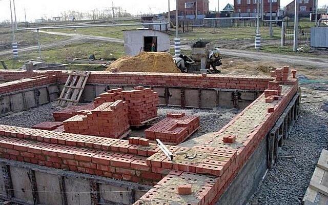 Калькулятор розрахунку кількості цеглини для кладки цоколя - з необхідними поясненнями