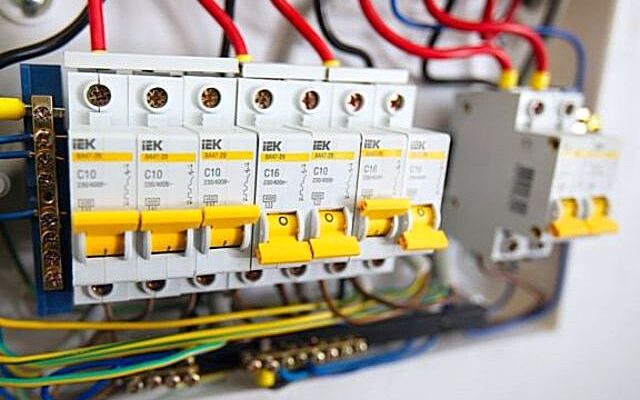 Чому вибиває автомат - знаємося з можливими причинами при включенні і в щитку