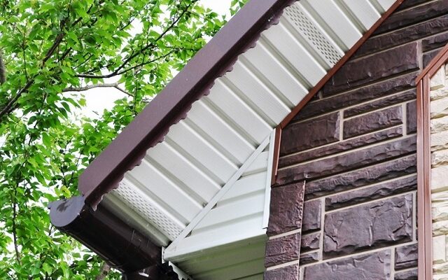 Як виконати самостійно підшивка даху софітом.