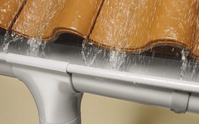 Як встановити водостоки, якщо дах вже покритий - розглядаємо варіанти монтажу, як встановити правильно