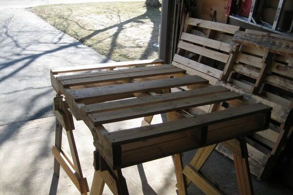 Шикарне крісло з піддонів своїми руками – сучасно та не колгоспно