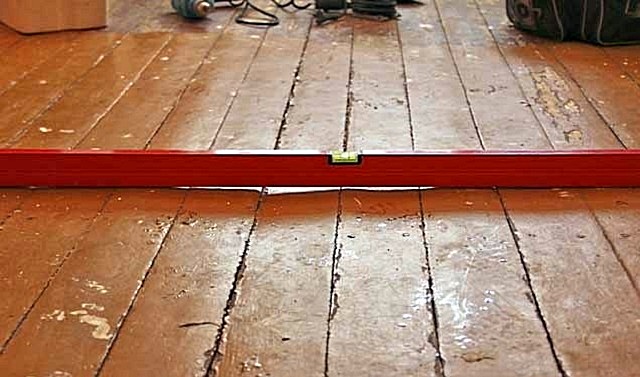 Як вирівняти дерев'яну підлогу своїми руками – кілька доступних способів
