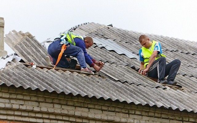 Чим закласти тріщину в шифері на даху - кілька варіантів нескладних, але ефективних рішень