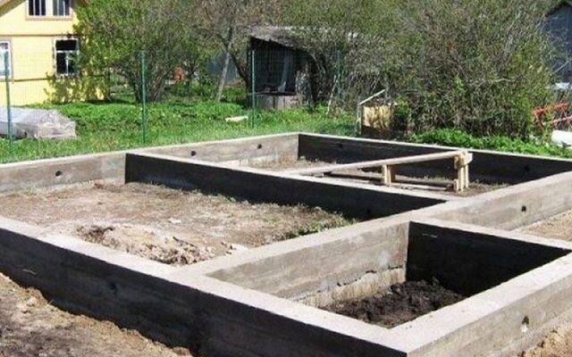 Стрічковий фундамент своїми руками - інструкція для будівельників-початківців