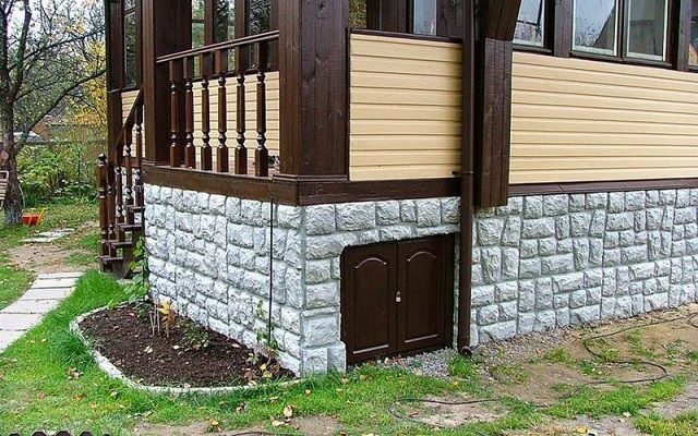 Облицювання цоколя будинку штучним каменем - кілька доступних технологій