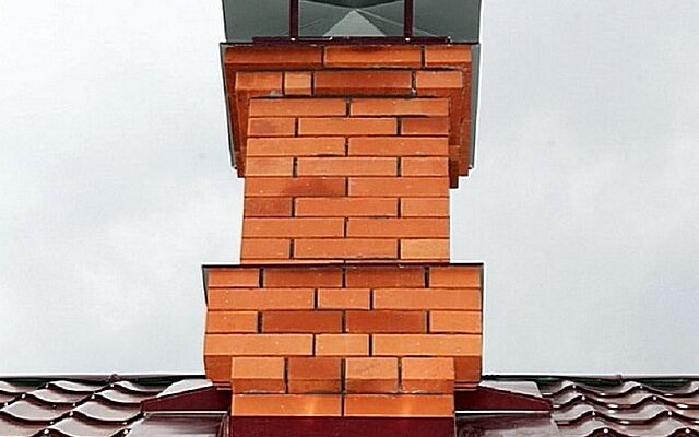 Примикання покрівлі до труби димоходу – як забезпечити герметизацію?